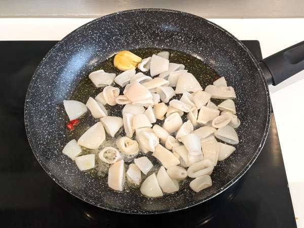 Omako iz lignjev: odlična začimba za testenine - Priprava korak 4