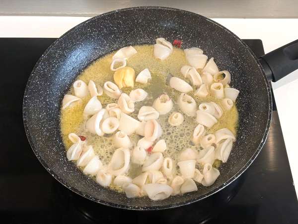 Omako iz lignjev: odlična začimba za testenine - Priprava korak 5