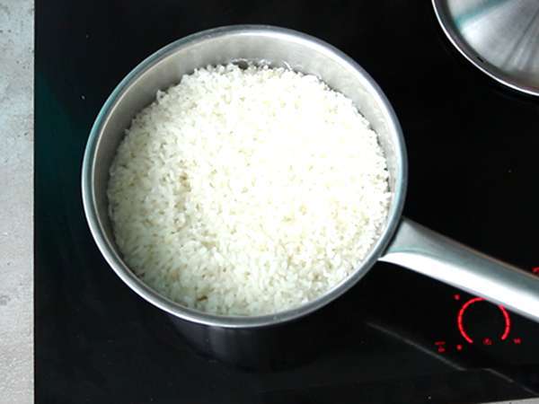 Onigiri z jajčnimi rumenjaki, konzerviranimi v sojini omaki - Priprava korak 3