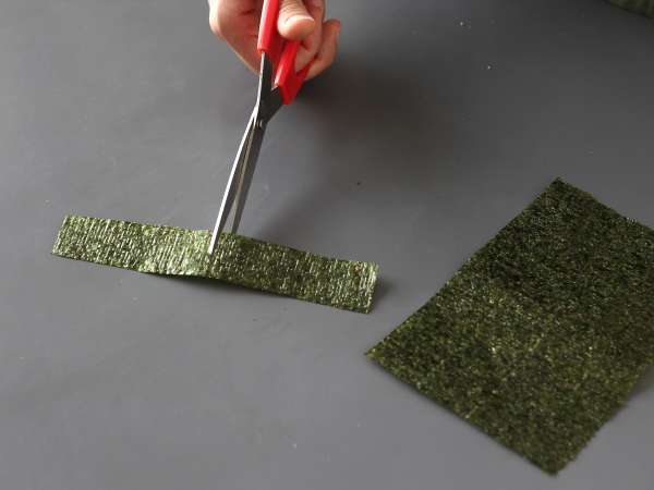 Onigiri z jajčnimi rumenjaki, konzerviranimi v sojini omaki - Priprava korak 4