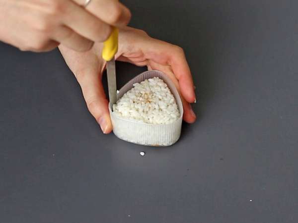 Onigiri z jajčnimi rumenjaki, konzerviranimi v sojini omaki - Priprava korak 7