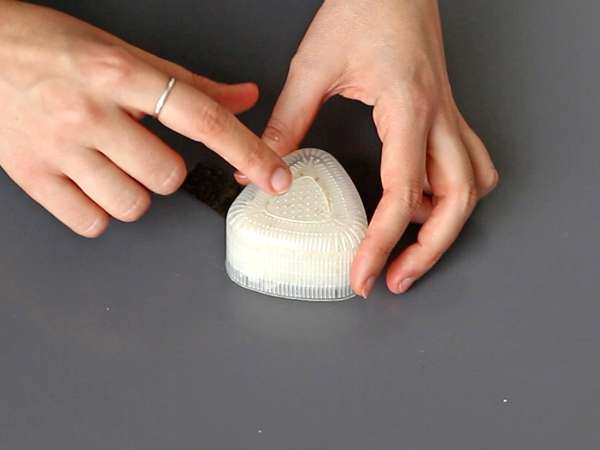 Onigiri z jajčnimi rumenjaki, konzerviranimi v sojini omaki - Priprava korak 8