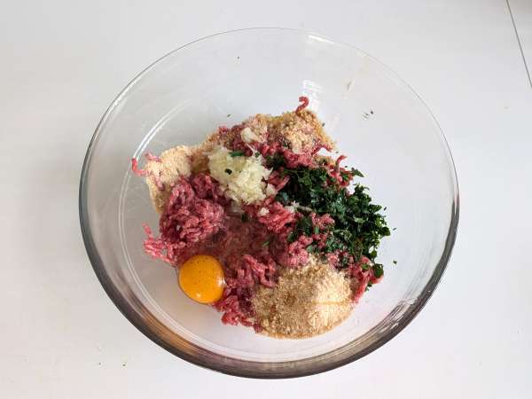 Mehke mesne kroglice v zračnem cvrtniku: hiter in enostaven recept z govedino - Priprava korak 3