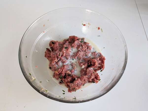 Mehke mesne kroglice v zračnem cvrtniku: hiter in enostaven recept z govedino - Priprava korak 4