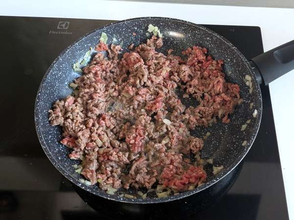 Burgerji iz zračnega cvrtnika: odlični za hitro in okusno večerjo - Priprava korak 1