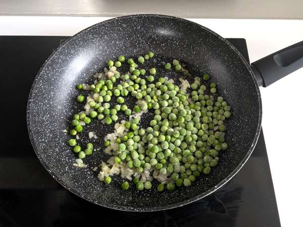 Kremno pečene testenine z grahom in šunko au gratin - Priprava korak 4