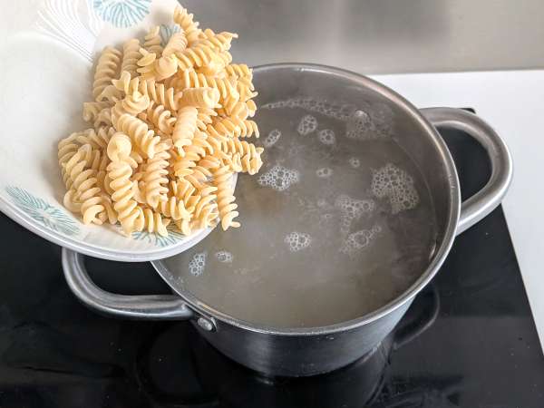 Kremno pečene testenine z grahom in šunko au gratin - Priprava korak 7