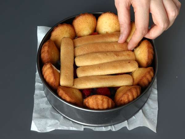 Charlotte iz rdečega sadja z madeleines - Priprava korak 7