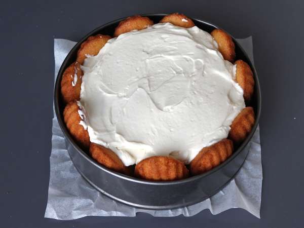 Charlotte iz rdečega sadja z madeleines - Priprava korak 8