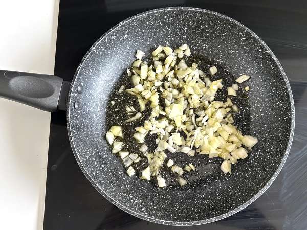 Torta s sardinami: preprost, vlažen in okusen recept - Priprava korak 1