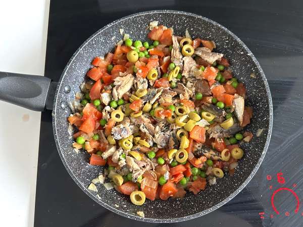 Torta s sardinami: preprost, vlažen in okusen recept - Priprava korak 3