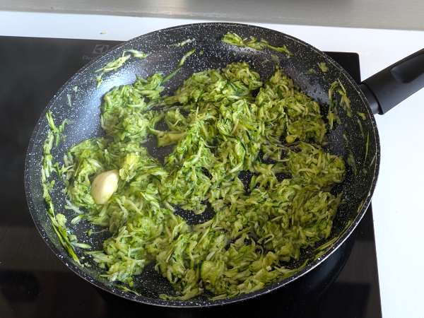 Conchiglioni, polnjeni z rikoto, bučkami in limono: kremasti in au gratin v pečici - Priprava korak 2