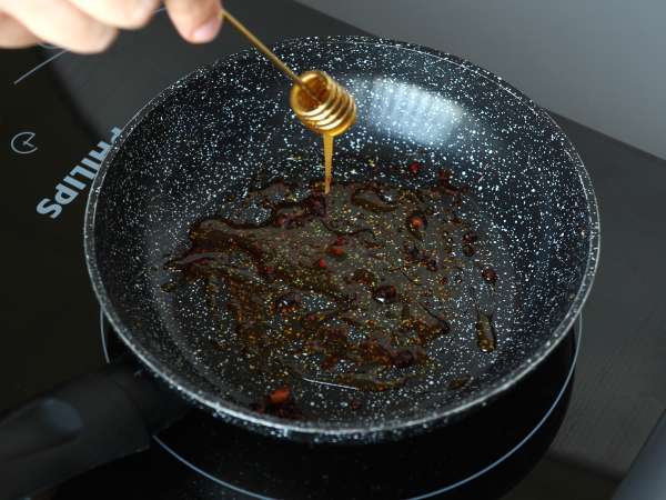 Ocvrta jajca z medom in mocarelo, sladek, slan in pikanten ekspresni zajtrk! - Priprava korak 1