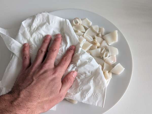 Obročki lignjev v zračnem cvrtniku hrustljavi in lahki - Priprava korak 1