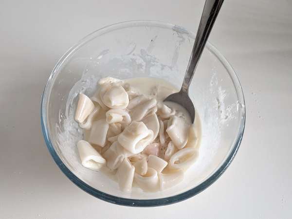 Obročki lignjev v zračnem cvrtniku hrustljavi in lahki - Priprava korak 4