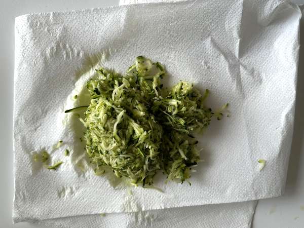 Izjemno vlažna torta iz pistacij, limete in bučk - Priprava korak 1