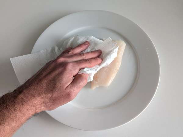 Na zraku ocvrta trska s češnjevim paradižnikom, olivami in limono: lahek in hiter recept - Priprava korak 1