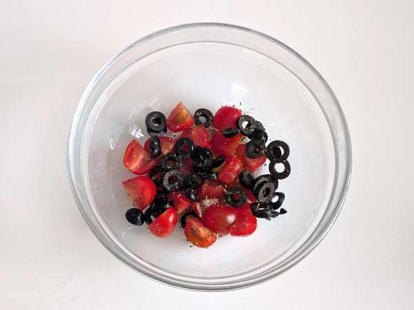 Na zraku ocvrta trska s češnjevim paradižnikom, olivami in limono: lahek in hiter recept - Priprava korak 2