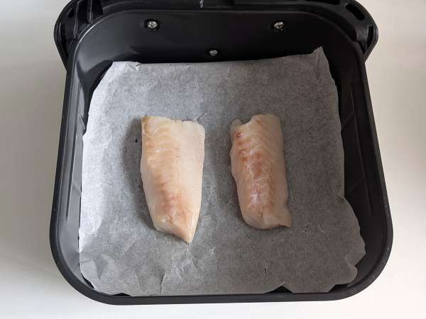 Na zraku ocvrta trska s češnjevim paradižnikom, olivami in limono: lahek in hiter recept - Priprava korak 3