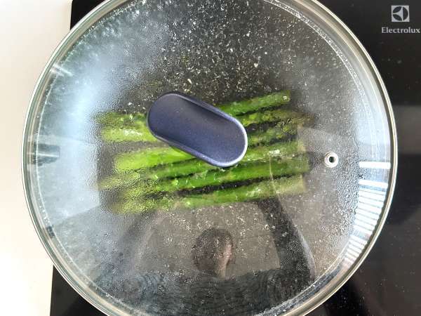 Šparglji, limona in rikota z baziliko - Priprava korak 2