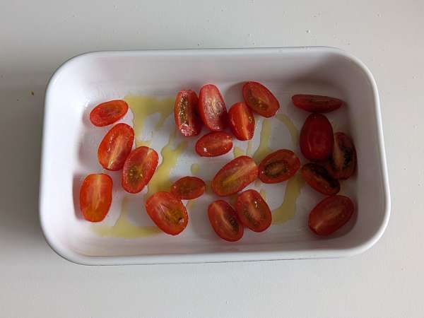 Košare kruha z mocarelo, češnjevim paradižnikom in črnimi olivami - Priprava korak 1