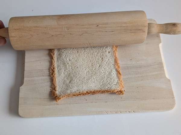 Košare kruha z mocarelo, češnjevim paradižnikom in črnimi olivami - Priprava korak 2