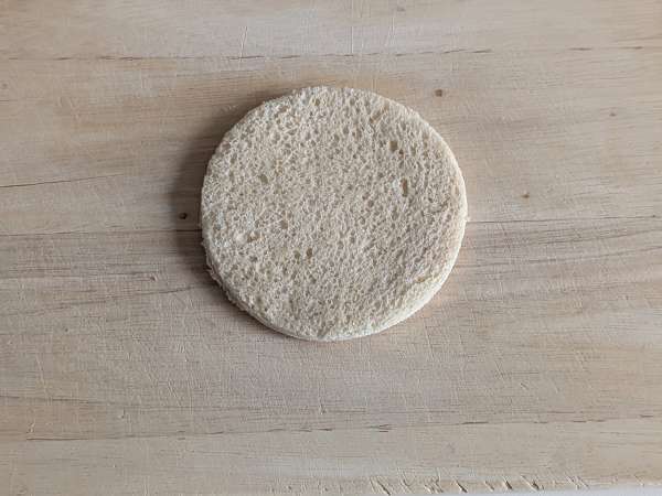 Košare kruha z mocarelo, češnjevim paradižnikom in črnimi olivami - Priprava korak 3