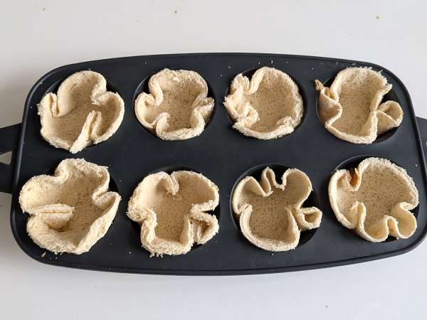 Košare kruha z mocarelo, češnjevim paradižnikom in črnimi olivami - Priprava korak 4