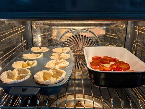 Košare kruha z mocarelo, češnjevim paradižnikom in črnimi olivami - Priprava korak 5