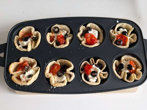 Košare kruha z mocarelo, češnjevim paradižnikom in črnimi olivami - Priprava korak 6