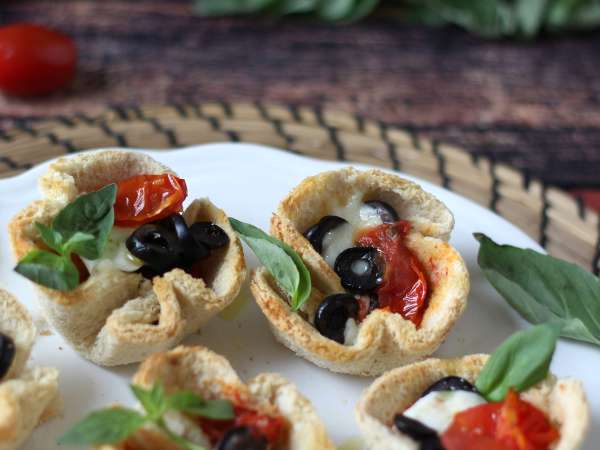 Košare kruha z mocarelo, češnjevim paradižnikom in črnimi olivami - Priprava korak 7