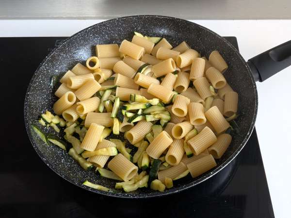 Carbonara iz bučk: enostaven vegetarijanski recept - Priprava korak 7