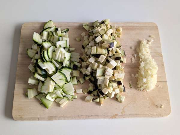 Pečene vegetarijanske polnjene paprike: enostaven in okusen recept z zelenjavo in sirom mocarela - Priprava korak 2