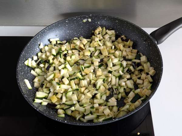 Pečene vegetarijanske polnjene paprike: enostaven in okusen recept z zelenjavo in sirom mocarela - Priprava korak 3