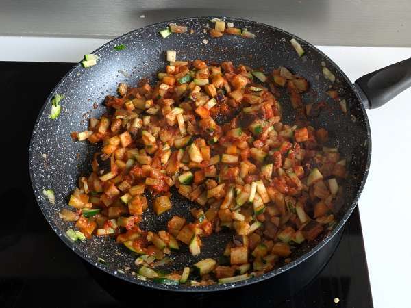 Pečene vegetarijanske polnjene paprike: enostaven in okusen recept z zelenjavo in sirom mocarela - Priprava korak 4