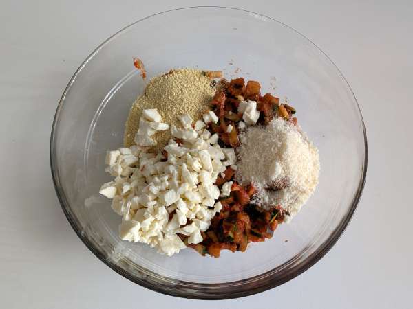 Pečene vegetarijanske polnjene paprike: enostaven in okusen recept z zelenjavo in sirom mocarela - Priprava korak 5