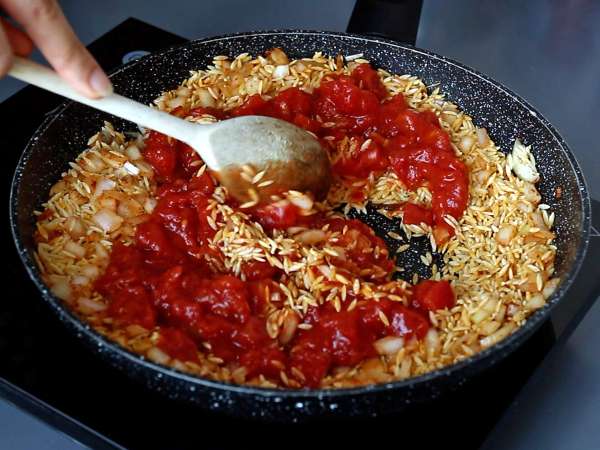Orzo testenine s paradižnikom in kozicami, pripravljene kot rižota - Priprava korak 4