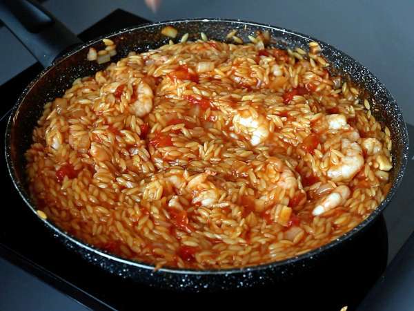 Orzo testenine s paradižnikom in kozicami, pripravljene kot rižota - Priprava korak 7