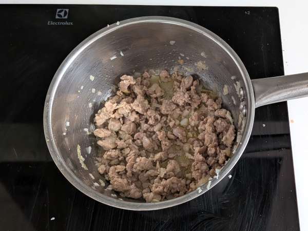 Pečen timballo iz rigatoni s klobaso, bešamelom in mozzarello - Priprava korak 1