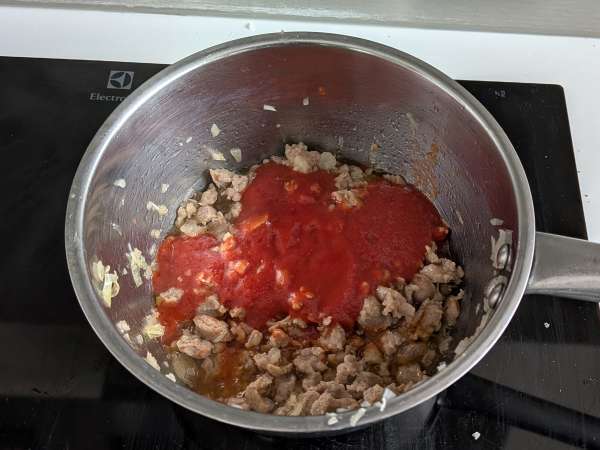 Pečen timballo iz rigatoni s klobaso, bešamelom in mozzarello - Priprava korak 2