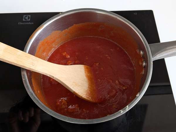 Pečen timballo iz rigatoni s klobaso, bešamelom in mozzarello - Priprava korak 3