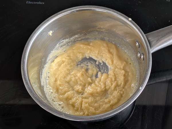 Pečen timballo iz rigatoni s klobaso, bešamelom in mozzarello - Priprava korak 4