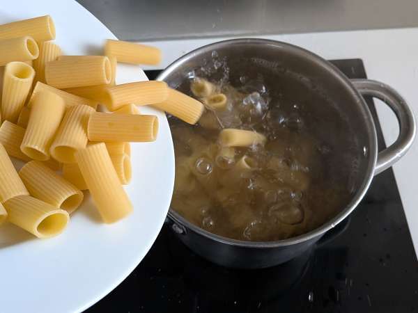 Pečen timballo iz rigatoni s klobaso, bešamelom in mozzarello - Priprava korak 6
