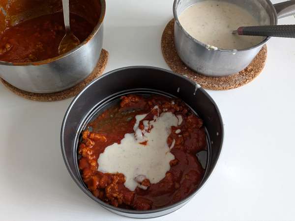 Pečen timballo iz rigatoni s klobaso, bešamelom in mozzarello - Priprava korak 7