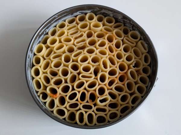Pečen timballo iz rigatoni s klobaso, bešamelom in mozzarello - Priprava korak 9