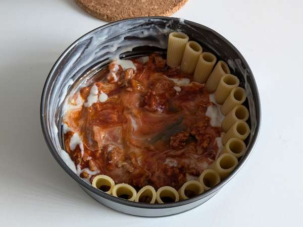 Pečen timballo iz rigatoni s klobaso, bešamelom in mozzarello - Priprava korak 8