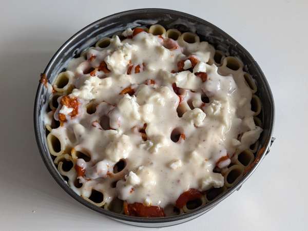 Pečen timballo iz rigatoni s klobaso, bešamelom in mozzarello - Priprava korak 10