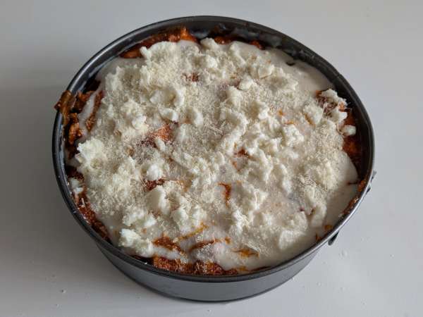 Pečen timballo iz rigatoni s klobaso, bešamelom in mozzarello - Priprava korak 12