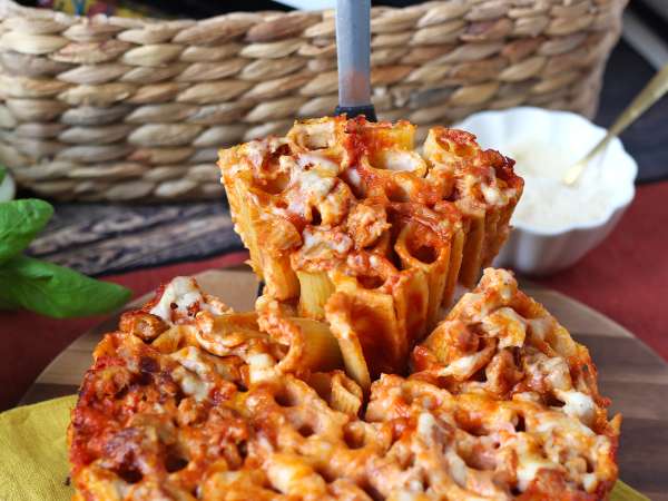Pečen timballo iz rigatoni s klobaso, bešamelom in mozzarello - Priprava korak 15