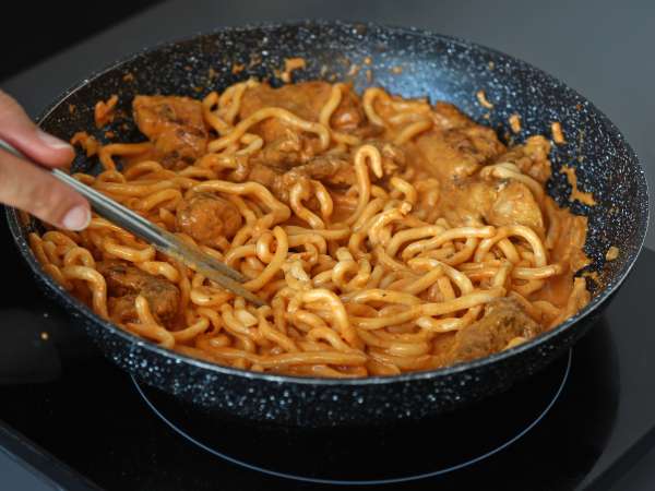 Udon rezanci s piščancem v kremni tajski kari omaki - Priprava korak 5